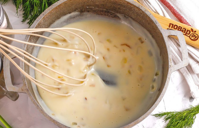 1. Этап. Сливочный соус без сливок: Проварите примерно 5-6 минут до загустения, помешивая венчиком. Помните, что соус после остывания еще больше загустеет. Выключите нагрев.
