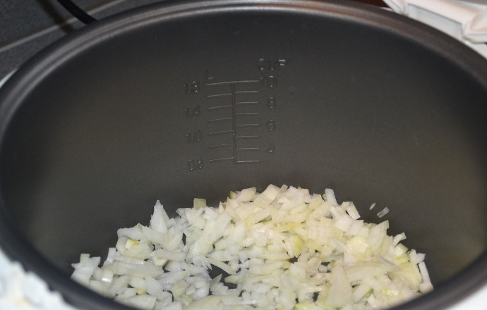 1. Этап. Картошка в сметане в мультиварке: Лук чистим, мелко режем и добавляем в чашу мультиварки.