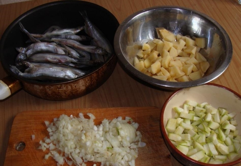 1. Этап. Уха из мойвы: 1. Мойву достаем из морозильника и размораживаем. Чистим картошку и лук, моем и нарезаем кубиком, кабачок моем и тоже нарезаем кубиком, морковь моем и трем на крупной терке.