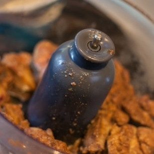 1. Этап. Паштет из куриной печенки: 3. Поджаренную печень выложите в блендер. Посолите, поперчите и взбейте. Затем оставьте до остывания.