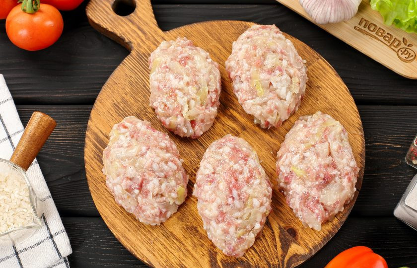 1. Этап. Ленивые голубцы с болгарским перцем: Сформируйте из фарша голубцы желаемого размера в виде котлеток любой формы. В сковороде разогрейте растительное масло. Выложите сформированные голубцы. Обжарьте голубцы на огне чуть выше среднего до образования румяной корочки.