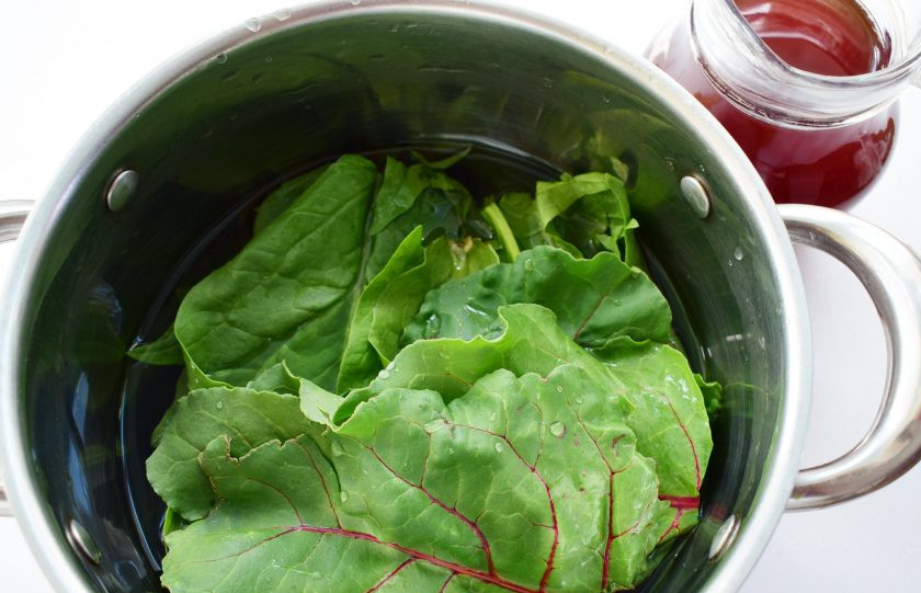 1. Этап. Ботвинья по старорусскому рецепту: Ботву, шпинат, щавель залейте водой, доведите до кипения, варите на медленном огне в течение 10 минут. Слейте отвар, ботву измельчите блендером.