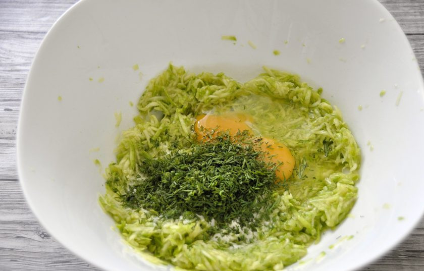 1. Этап. Кабачковые оладьи без муки: Измельчите зелень и добавьте к кабачку.