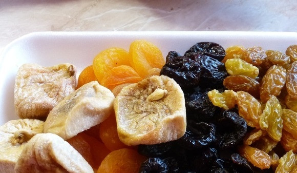 1. Этап. Гусь на луковой подушке: Промойте все сухофрукты, поместите их внутрь гуся.