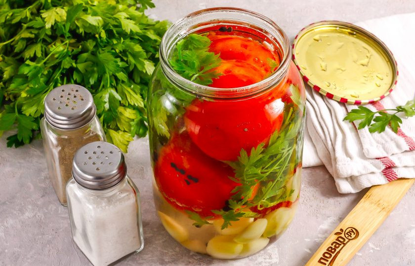 1. Этап. Розовые помидоры на зиму: Влейте кипяток до плечиков банки.