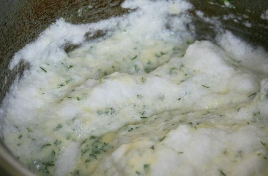 1. Этап. Рулет с семгой и зеленью: Аккуратненько смешиваем сырную массу с белками. Перемешиваем, но очень аккуратно.