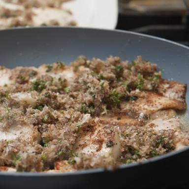 1. Этап. Жареная тилапия: 5. Когда масло будет пузыриться, а смесь орехов с сухарями станет хрустящей, жареную тилапию можно будет выключать.