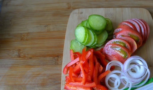 1. Этап. Салат Глехурад с индейкой: Берём красный лук, помидоры, болгарский перец и огурцы. Овощи моем, чистим. Лук режем тонкими кольцами, перец - полосками, огурцы - кружками, помидоры - половинками кружков.