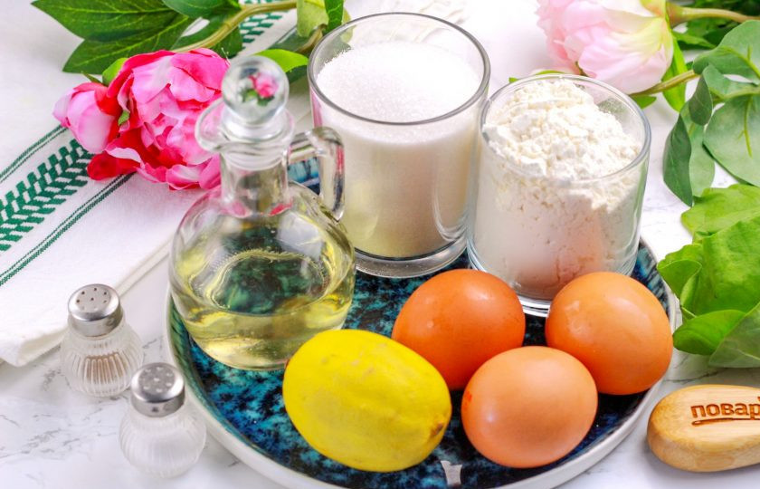 1. Этап. Лимонный бисквит: Подготовьте указанные продукты. Яйца могут быть охлажденные, из холодильника — они прекрасно взобьются.