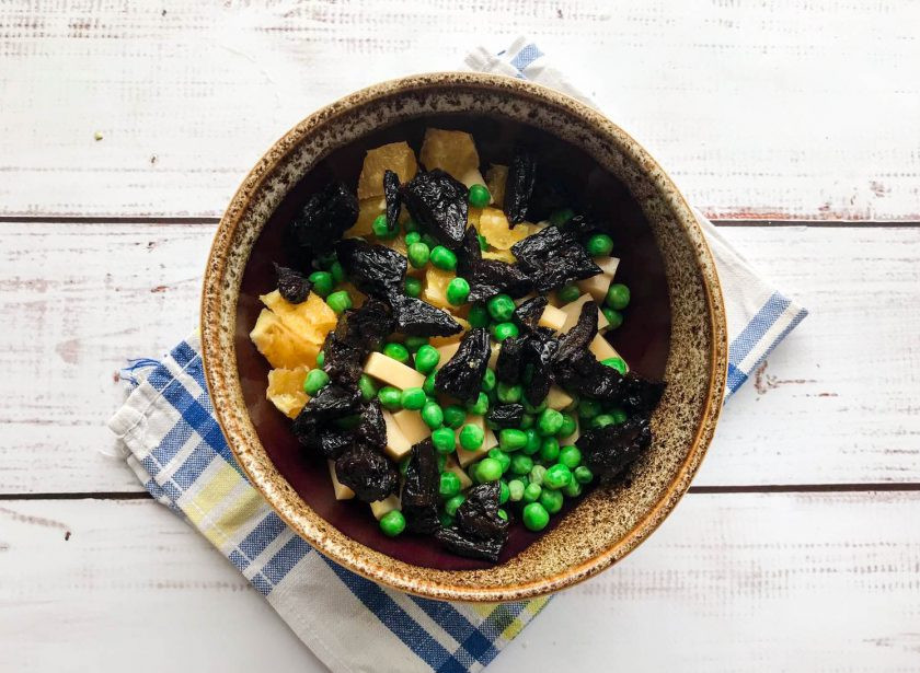 1. Этап. Салат из курицы с черносливом и апельсином: Чернослив промойте, залейте теплой водой на час. Спустя время выложите на бумажное полотенце и нарежьте небольшими кусочками.