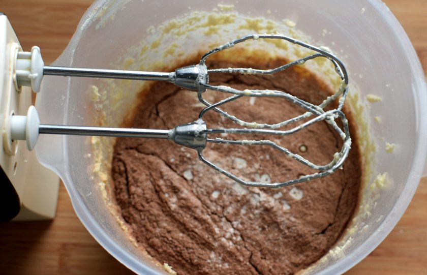 1. Этап. Рулет в кексе «Апельсиновый блюз»: Добавьте сметану, перемешайте. Всыпьте просеянную с какао и разрыхлителем муку, добавьте цедру апельсина и миксером на низких оборотах вымешайте тесто. Добавьте шоколадные капли и перемешайте лопаткой.