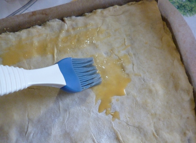 1. Этап. Пахлава на кефире: Половинку желтка смешайте с водой. Смажьте корж.