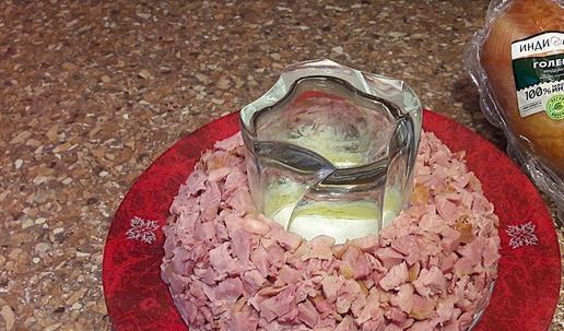 1. Этап. Новогодний салат с варено копченой индейкой: 3 слой - лук, 4 слой - индейка