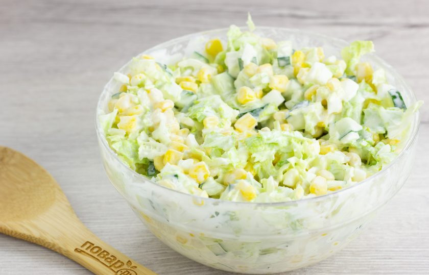 1. Этап. Салат Маркиза: Салат тщательно перемешайте и посолите по вкусу.