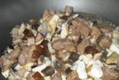 1. Этап. Салат с языком и ветчиной: Теперь жарим лук и грибы. Лук избавляем от шелухи и мелко шинкуем. Грибы нарезаем кубиками. Кидаем все на сковородку и жарим на растительном масле в течение 15 минут.