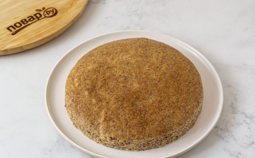 1. Этап. Постный торт Птичье молоко: Готовый корж полностью остудите, затем аккуратно вырежьте из кольца.