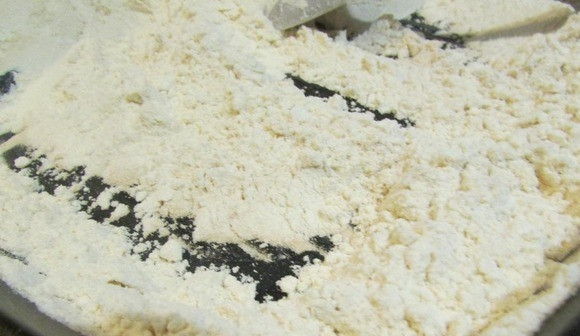 1. Этап. Халва подсолнечная Нежная: Просейте через сито муку. В чистой сухой сковороде обжарьте на небольшом огне муку до слегка золотистого цвета. Переложите муку в миску, добавьте к ней измельченные семечки и орехи.