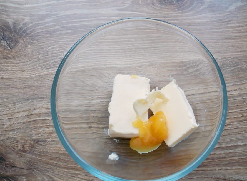 1. Этап. Кюнефе: В миску выложите сливочное масло и 1 столовую ложку меда. Растопите любым удобным для вас способом.