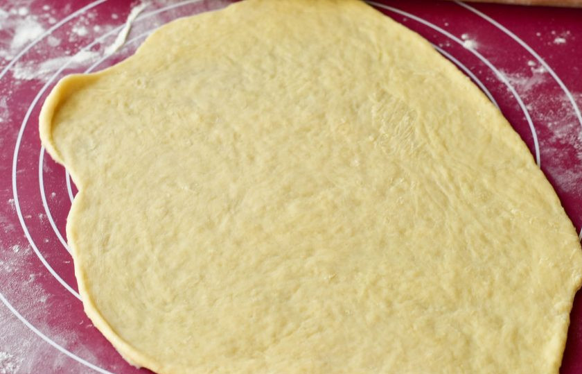 1. Этап. Хворост на минералке: Раскатайте тесто в тонкий пласт.