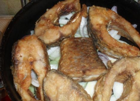 1. Этап. Тушеный сазан: 2. Теперь Рыбу достаем, а на дно сковороды выкладываем лук (масло я рекомендую сменить, или вообще тушить в другой сковороде), затем - обжаренную рыбу, и под крышкой на маленьком огне тушим, пока лук не станет мягким.