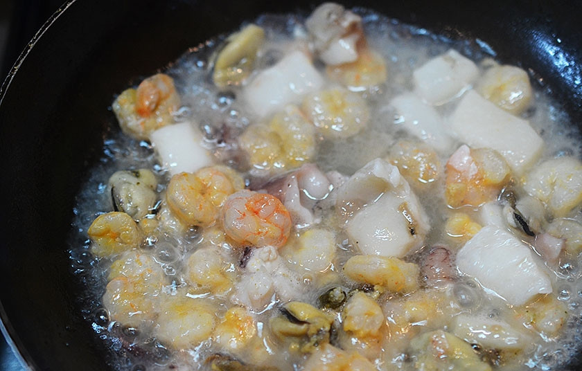 1. Этап. Лазанья с ароматом моря: 8. Морепродукты обжарьте с добавлением масла.