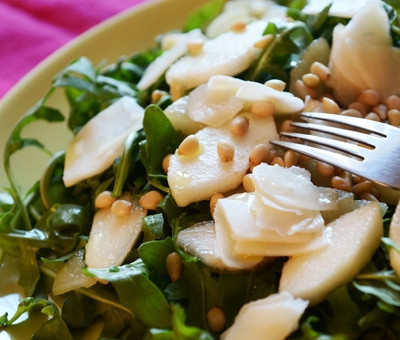 1. Этап. Салат с руколой и грушей: на тарелку выложить листья руколы, выложить грушу и ломтики сыра, сбрызнуть лимонным соком и маслом, посыпать кедровыми орешками.