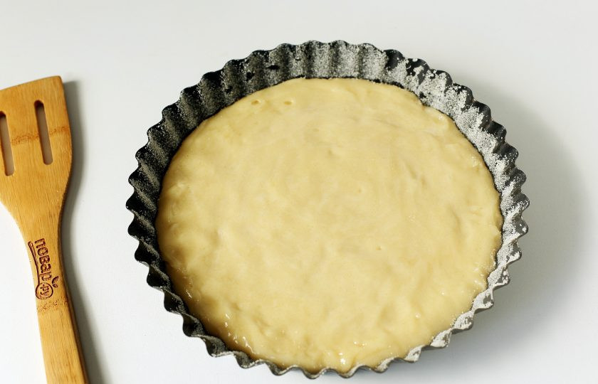 1. Этап. Кекс с облепихой: Перелейте тесто в смазанную маслом форму для запекания (у меня 18 см. в диаметре), дно и бока обсыпьте сухарями или манкой.