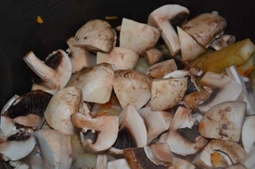 1. Этап. Тушеный картофель: 7. Выложите их в сотейник, оставьте тушиться овощи.