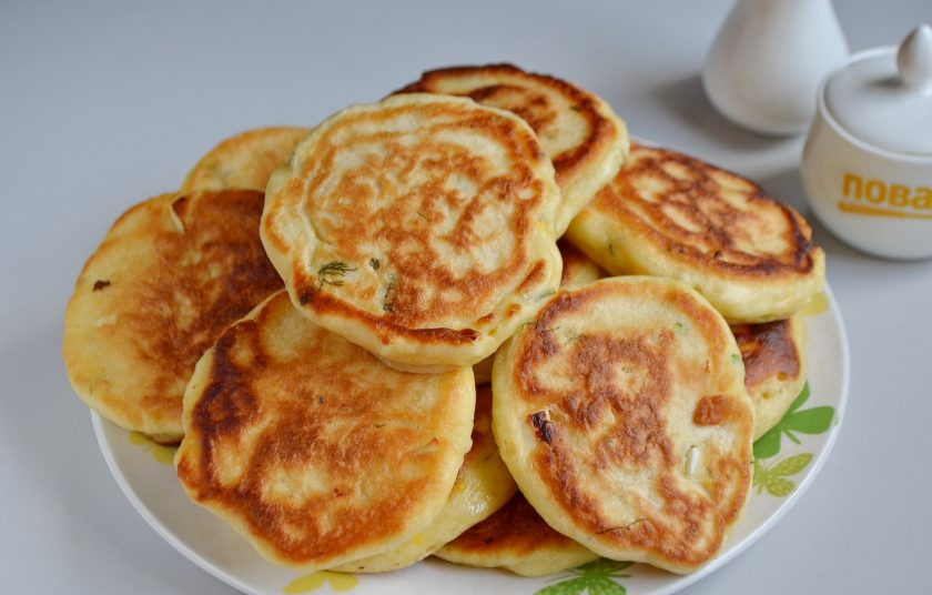 1. Этап. Ленивые пирожки с зеленым луком и яйцом: 8. Горячие пирожки подавайте со сметаной! Приятного!