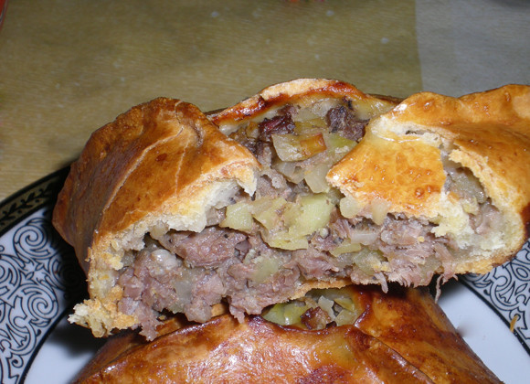 1. Этап. Татарские пирожки с мясом: 10. Примерно через 50 минут необходимо тщательно контролировать процесс, чтобы пирожки не пересохли и не сгорели. В идеале они должны подрумяниться, а начинка как следует проготовиться.