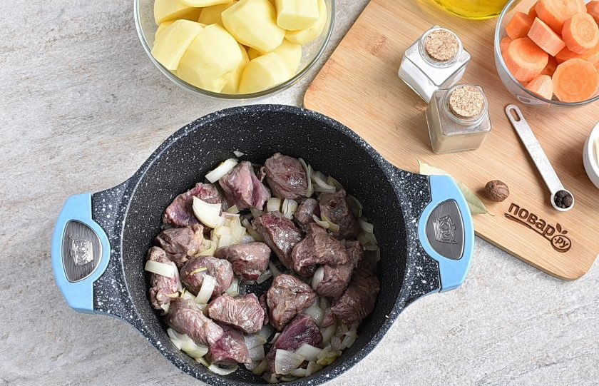 1. Этап. Гюцпот: В кастрюле с толстым дном или глубоком сотейнике обжарьте нарезанные кубиками говядину и лук до легкой корочки.