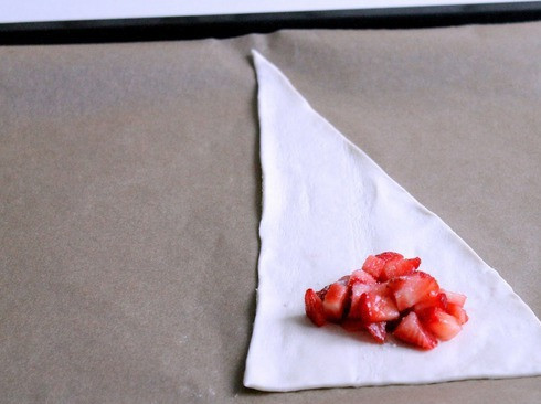 1. Этап. Круассаны с клубникой: На широкую часть треугольников сложите по чайной ложке клубники.