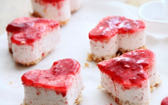 1. Этап. Кокосово-клубничное пирожное: Теперь приготовленному нами пирогу необходимо постоять ночь в холодильнике. Наутро при помощи специальной формочки нарезаем пирог на красивые пирожные в форме сердечек. Готово! :)