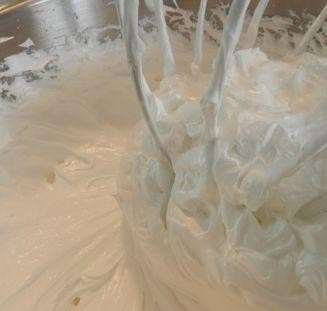 1. Этап. Пляцки украинские: Белки взбейте в жесткие пики. Затем добавьте сахар, а также ванильный сахар.