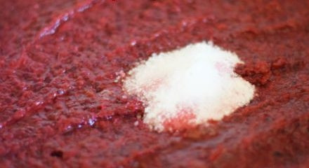 1. Этап. Соус Ткемали из крыжовника на зиму: Крыжовник выложите в кастрюлю, добавьте к ним воду. Варите ягоды до размягчения. Потом протрите их, оставив пюре. А по нему пройдитесь блендером, всыпьте соль.