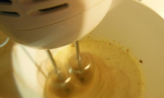 1. Этап. Торт Коровка: 3. Добавьте в емкость блендера сгущенное молоко. Сливочное масло предварительно надо размягчить при комнатной температуре. Положите в блендер. Все продукты взбейте.