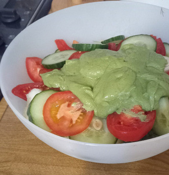 1. Этап. Закуска из дыни с песто: В чашу блендера положить кинзу, чеснок, арахис, шпинат, масло кунжутное, соевый соус, сахар и сок лайма. Посыпать перцем. Пробить до однородности. Это и будет песто из кинзы. Заправить им салат. Перемешать. Можно подавать. Приятного аппетита.