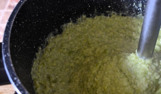 1. Этап. Суп-пюре из горошка с кешью: Измельчить всё блендером до однородности.