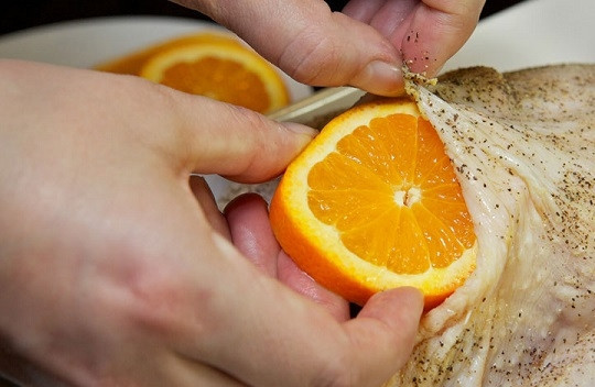 1. Этап. Запеченная курочка в духовке: 3. Выложите апельсины под кожу аккуратно, а затем внутрь птицы. Использовать в рецепт можно также самые разнообразные специи и соевый соус.