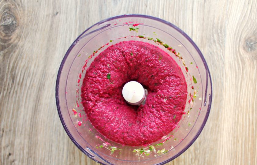 1. Этап. Ткемали из кизила: Добавьте очищенный кизил, влейте три столовых ложки отвара и пробейте до однородной массы.