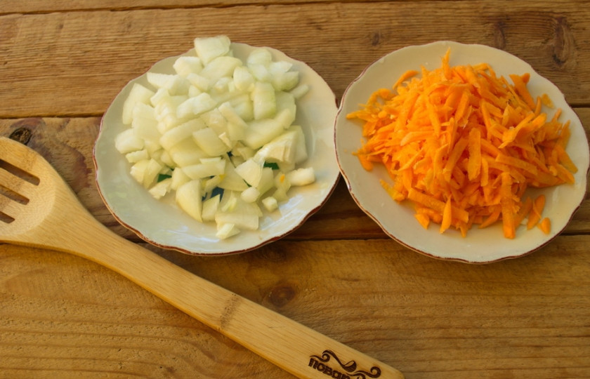 1. Этап. Борщ куриный: Измельчите лук.