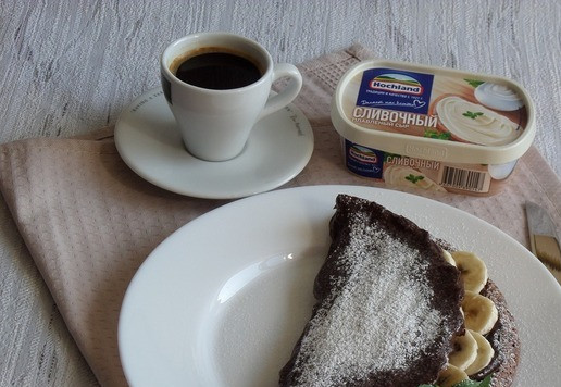 1. Этап. Шоколадный овсяноблин с бананом: Посыпаем блин сахарной пудрой и украшаем веточкой мяты.