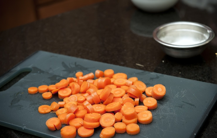 1. Этап. Пастуший пирог: Измельчаем чеснок, нарезаем лук и морковь.