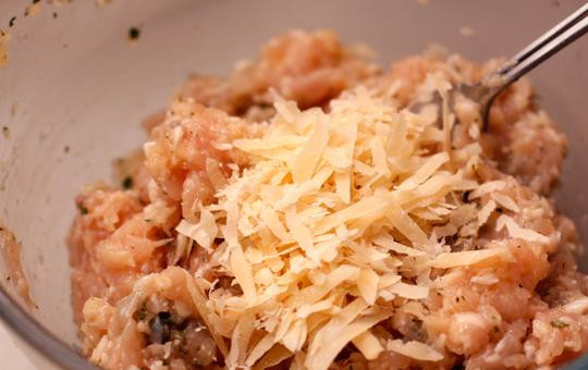 1. Этап. Котлеты куриные с сыром: Перемешиваем яйцо, добавляем к фаршу тертый пармезан и петрушку. Вновь перемешиваем. Добавляем соль и перец.