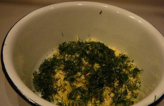 1. Этап. Конвертики с сыром: 3. В этот простой рецепт конвертиков с сыром можно также использовать творог, чтобы начинка была еще вкуснее и полезнее. Измельчить вымытую и обсушенную зелень, добавить к сыру.