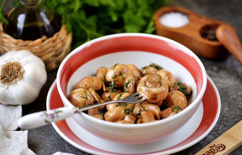 1. Этап. Маринованные шампиньоны в соевом соусе с чесноком и укропом: Но самыми вкусными шампиньоны будут, если оставить их в холодильнике хотя бы на ночь. Приятного аппетита!