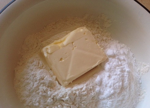 1. Этап. Легкий рецепт печенья: Перекладываем все ингредиенты в миску, в которой будем замешивать тесто.