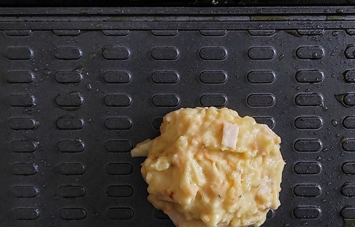 1. Этап. Тонкие картофельные вафли с ветчиной: Готовить вафли я буду в мультипекаре на панелях для тонких вафель. Выкладывать по 1 ч. л. с горкой теста на разогретую панель, накрыть крышкой.