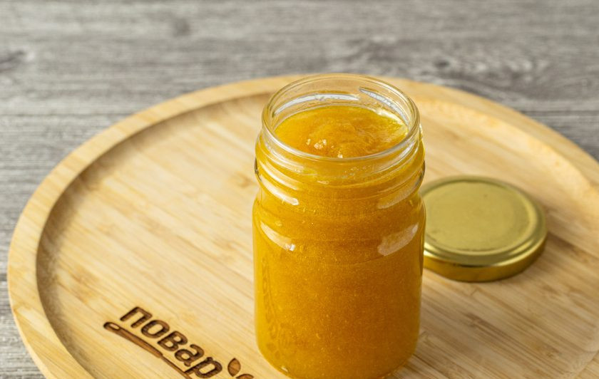 1. Этап. Конфитюр из абрикосов с агар-агаром: Горячий конфитюр перелейте в чистую стерилизованную банку. Дайте ему полностью остыть в течение нескольких часов. Тогда конфитюр станет плотнее и гуще.