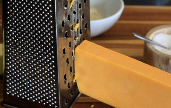 1. Этап. Соус для начос: 3. Тем временем натрите на терке сыр. Чем насыщеннее его цвет, тем ярче будет соус.